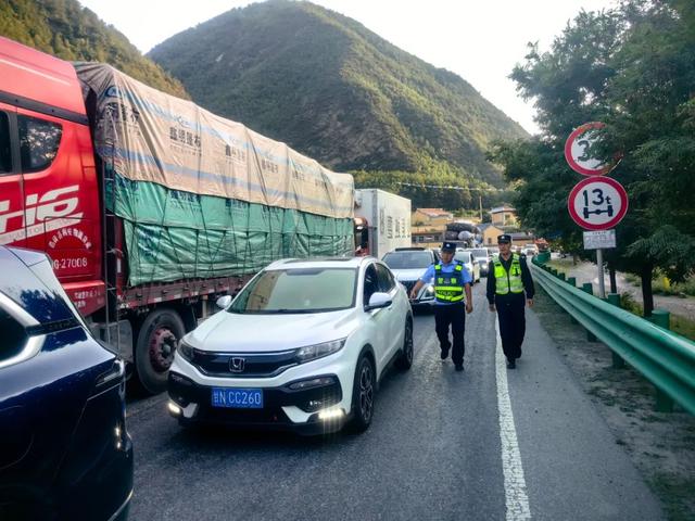 【守护圣境 警暖人心】夏河公安“警景融合”：绘就盛夏草原旅游安心画卷