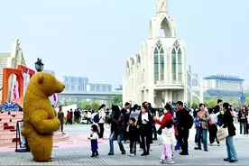 丝路欢乐世界迎小长假热潮 春日趣味时光吸引游客驻足图片