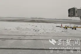 雨雪天气来临 襄阳机场持续除冰作业 2月4日计划执行航班50架次图片