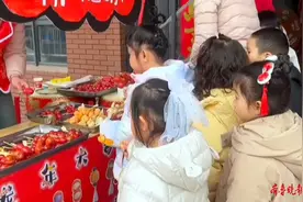 果然视频|送红包、抽盲盒、点花钿，幼儿园开学首日“年”味浓图片