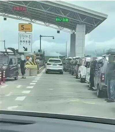 几十辆老头乐排队试图上高速被劝返