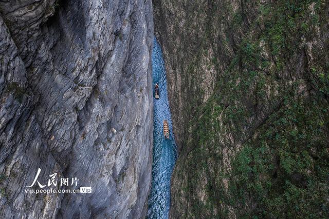 湖北鹤峰：舟行碧波上 人在画中游