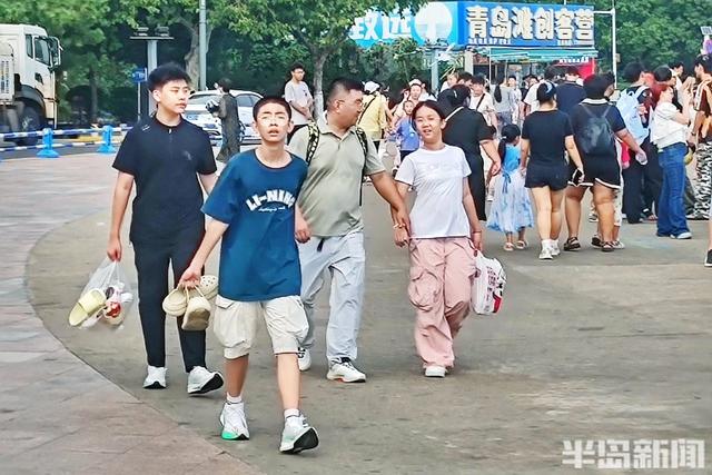 热浪挡不住热情，青岛海滨游客如潮