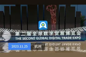 伸懒腰、握手、作揖、比心、坐立，快来看看第二届数贸会上的“显眼包”图片