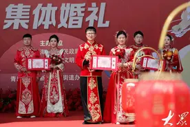 青岛：集体婚礼倡文明婚庆新风尚图片