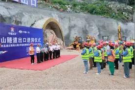 柳州高速过境线公路（罗城经柳城至鹿寨段）项目第3标段白面山隧道出口举行进洞仪式图片