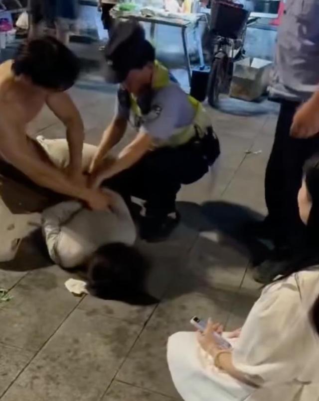 欧阳某(女,24岁)尾随滋扰王某(男,14岁),广州警方通报:查获折叠小刀,女子患有精神分裂症