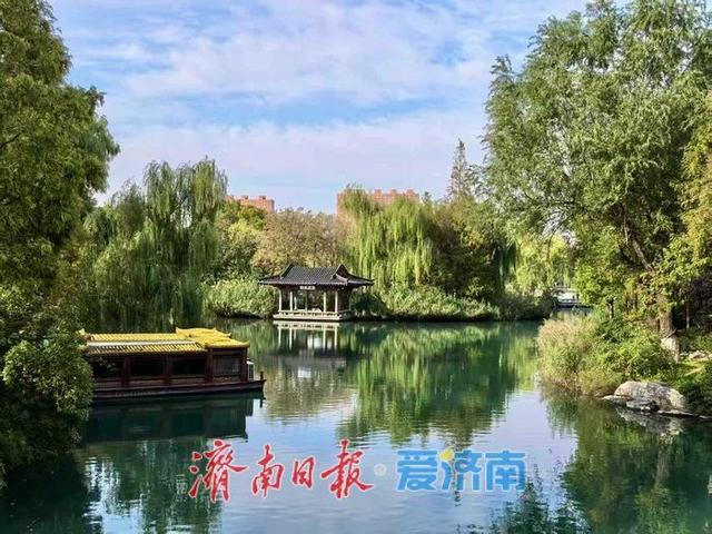 一年四季 泉在济南丨秋染大明湖：天蓝水碧绘就泉城诗意画卷