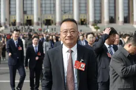 全国人大代表庹庆明：建议规范幼师编制，严禁长期聘用代课教师图片