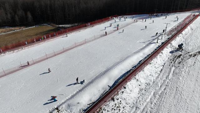 探访北纬31度高山滑雪场 冷冰雪撬动热经济一线观察