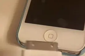 iPhone锁机10年后解锁冲上热搜，苹果客服：最长锁机时间已缩至8小时，输错十次密码永久锁机图片