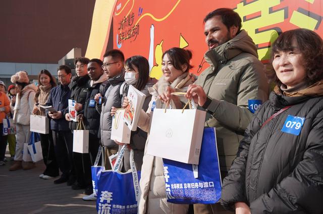 用徒步和阅读迎接新年 “黄河Walk·悦见读者”城市漫步跨年公益活动温暖启程