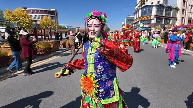 湟中区 塔尔寺大景区“文艺巡游+非遗民俗”让游客沉浸式感受河湟文化魅力