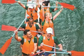 中外居民 赛龙舟迎端午图片