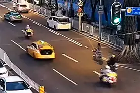 出租车晚高峰“抢时间”，警民合力护送老人转院就医图片