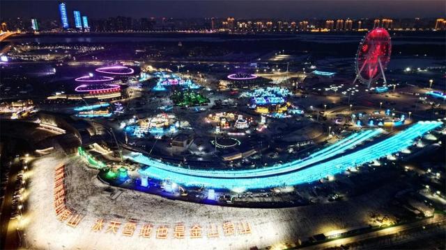 冰雪大世界超级冰滑梯初显“长城”雄姿