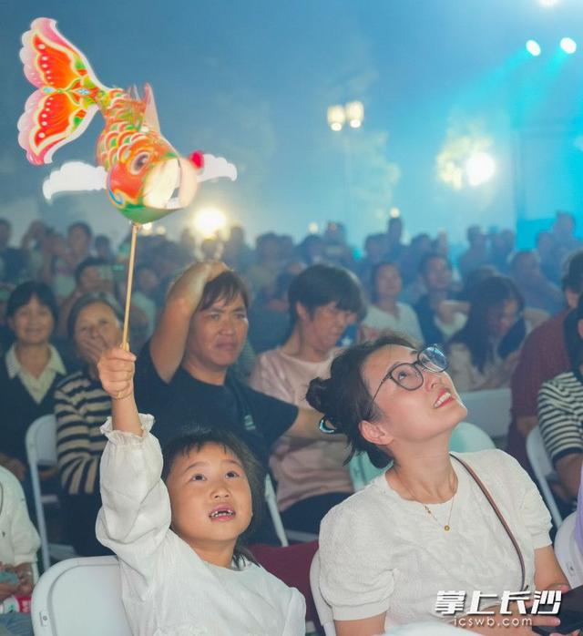 逛国风打卡区、听荷塘民谣、DIY渔灯！乔口这场乡村音乐会让游客玩嗨了