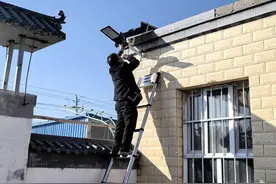 上门维修照明灯 “点亮”独居老人心图片