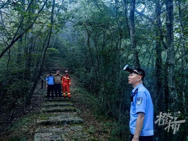 248斤男子被困 警方展开超重救援