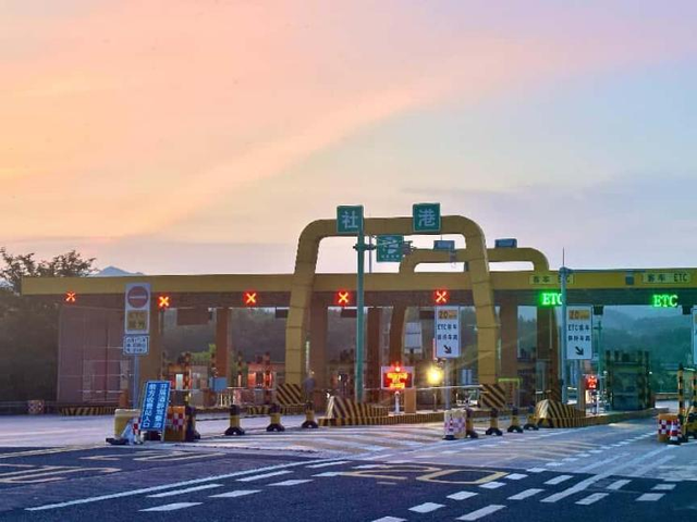 奔赴社港，安心抵达！看收费站如何织密暑期出行安全网