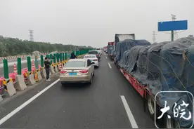 G36宁洛高速凤阳段出现交通拥堵图片