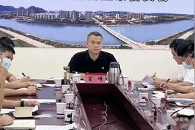 海南陵水县委原政法委书记肖峰被双开，通报称其与他人发生不正当关系图片