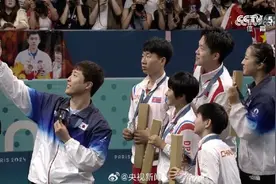 一张年轻人们的自拍合影，折射出奥运的“团结和开放”图片