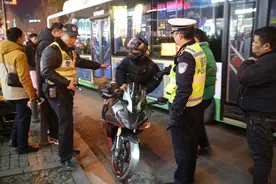 护航春运，武汉江汉交警持续亮剑！ 严查“飙车炸街”图片