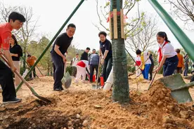 广州举办“城市合伙人林” 植树活动 为全运添“绿”图片