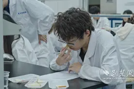 武汉商学院的课堂上“能吃还能做”图片