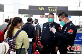 西藏普兰出入境边检站验放出入境旅客破1万人次图片