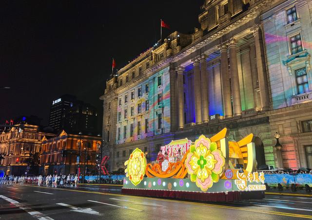 上海旅游节大巡游惊艳外滩，雨中演绎别样风情