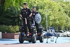 绵阳造AI机器狗参与警务工作，演练中辅助民警控制“嫌疑人员”图片