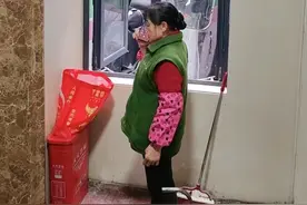 长沙一保洁阿姨路边捡到塑料袋，无意打开惊呆了：里面有18万现金！图片