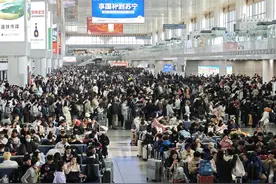 此时此刻，南京南站全是人图片