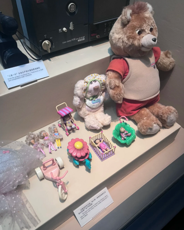 深圳博物馆玻璃罩里的这些“破烂”，看哭千万打工人！