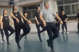 "这位院长已经在我的朋友圈跳一天舞了……"图片
