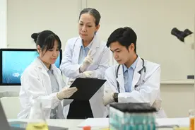 假都不敢请，医院规培生为啥这么难 | 新京报快评图片