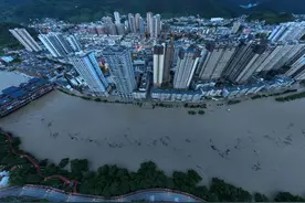 有记录以来最大洪峰过境，铜仁玉屏转移群众5000余人，安全解救17名被困群众图片