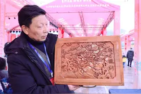 鹤峰：年货节上的非遗产品图片