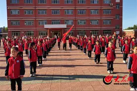 队旗飘扬筑梦想，童心立志向未来！潍坊锦海小学举行一年级入队仪式图片