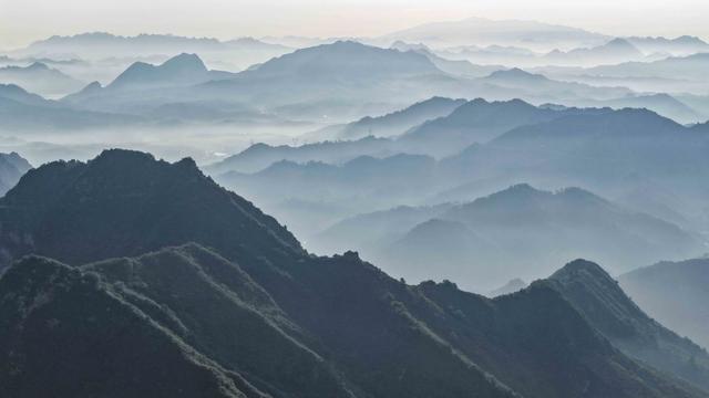 河北遵化：山峦叠嶂，云雾萦绕