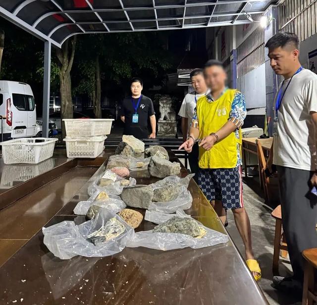 女子在直播间花283万，买下30多块翡翠原石，收到后傻眼：全假！警方揭开骗局