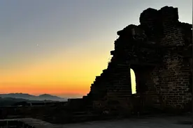 金山岭长城上空，上演美丽星月天象图片