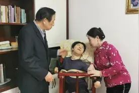 湘潭市岳塘区古稀夫妻42年如一日照顾脑瘫养女——记孝老爱亲类“湖南好人”吴开元、喻秋林图片