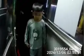 萌娃深夜外出寻父，民警暖心送其回家图片
