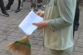 女干部要求“每块砖缝没有尘土沙砾”引争议，区政府：扫地的是机关干部，被误解很委屈图片