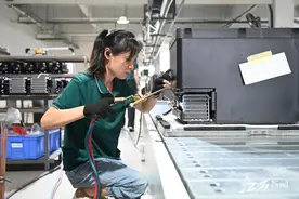 露营经济热 车载冰箱生产忙图片