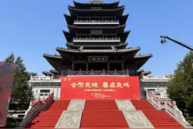 “会聚良缘 囍在泉城”集体婚礼在超然楼广场举行 34对新人喜结连理图片