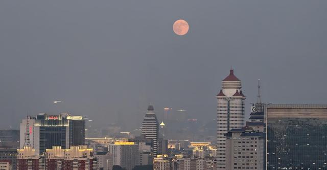 十五的月亮十六圆，一轮圆月装扮绝美京城夜景